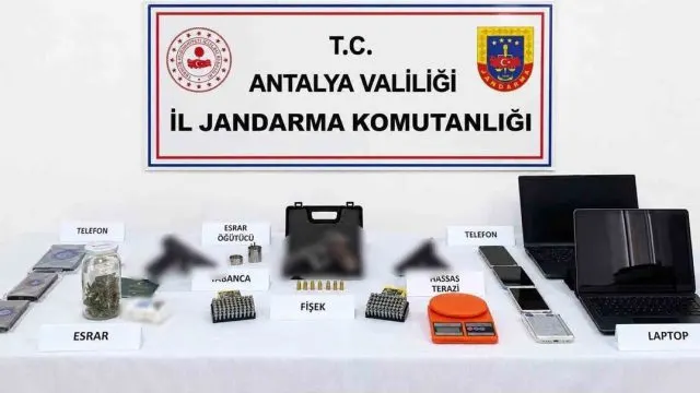 Kumluca'daki Aramalarda Silah Ve Esrar Ele Geçirildi Kumluca'daki Aramalarda Silah Ve Esrar Ele Geçirildi