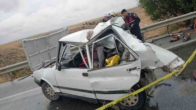 Eskişehir-Ankara Yolunda Tırın Çarptığı Otomobilde İ̇ki Can Kaybı