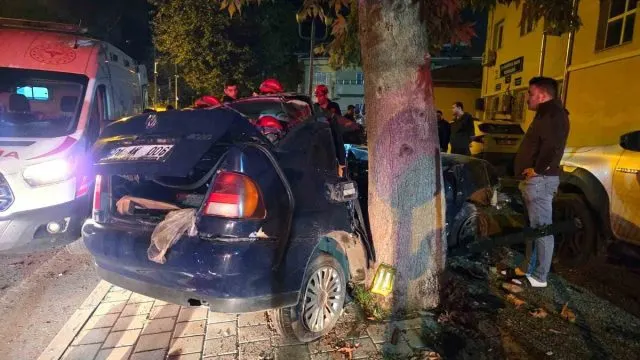 Pozantı'da Ağaca Çarpan Otomobilde 13 Yaşındaki Çocuk Yaşamını Yitirdi Pozantı'da Ağaca Çarpan Otomobilde 13 Yaşındaki Çocuk Yaşamını Yitirdi
