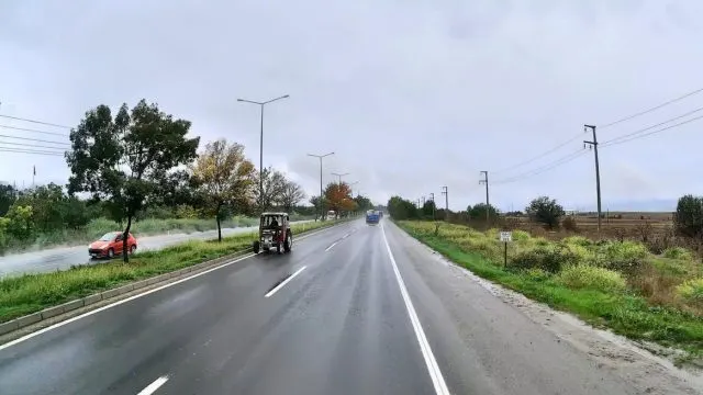 Bolu'da D-100'de Ters Şeritte İlerleyen Traktör Kamerada