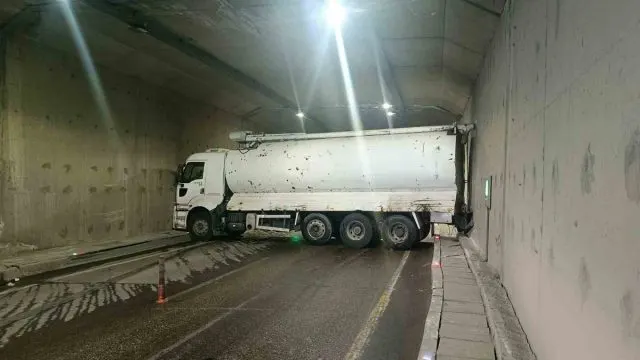 Malatya-Adıyaman Yolunda Tanker Kazası: Erkenek Tüneli Trafiğe Kapatıldı Malatya-Adıyaman Yolunda Tanker Kazası: Erkenek Tüneli Trafiğe Kapatıldı