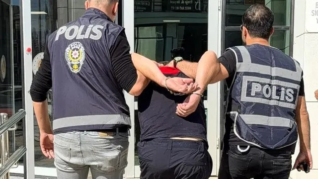 Seferihisar'da Eski Sevgilisinin Evini Ateşe Veren İtfaiyeci Tutuklandı