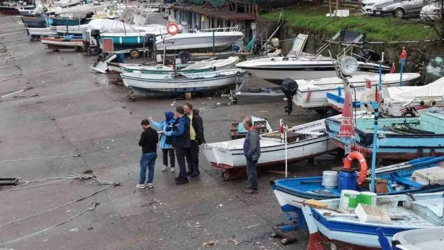 Akçakoca'da Fırtınanın Parçaladığı 4 Tekne İ̇çin Hasar Tespiti