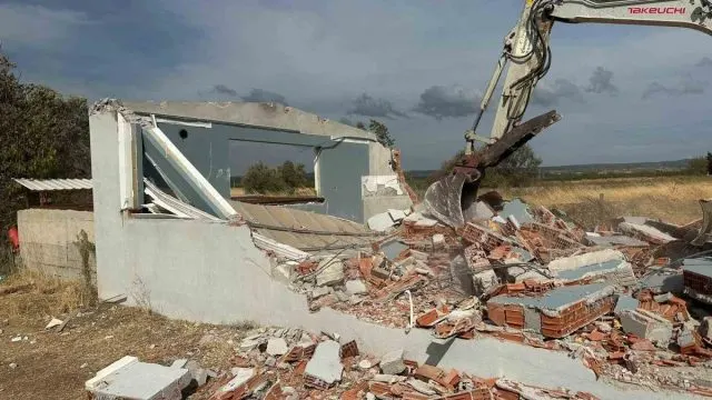 Çanakkale'de Bayramiç'te 21 Kaçak Yapı Yıkıldı Çanakkale'de Bayramiç'te 21 Kaçak Yapı Yıkıldı
