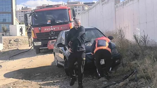 Van'ın Edremit İlçesinde Park Halindeki Otomobilde Yangın