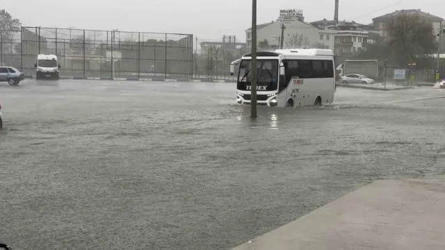 Alibey Deresi'nin Taşması Arnavutköy'de Ulaşımı Aksattı Alibey Deresi'nin Taşması Arnavutköy'de Ulaşımı Aksattı