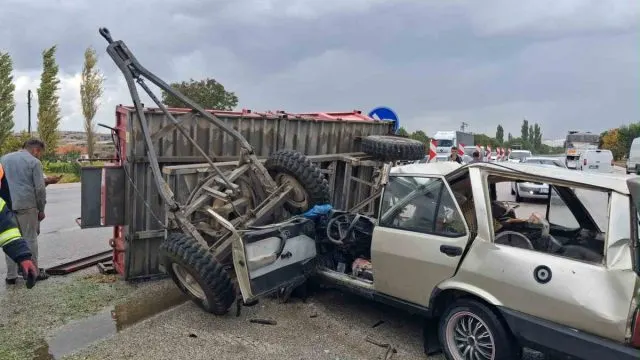 Burdur-Antalya Yolunda Traktör Ve Otomobil Çarpıştı: Sürücü Ağır Yaralı