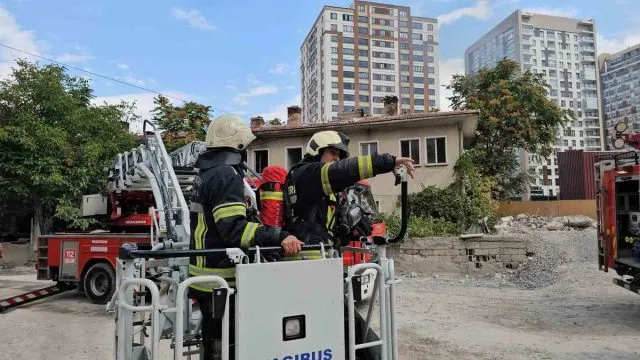 Kayseri'de Metruk Evin Çatısındaki Yangın Söndürüldü Kayseri'de Metruk Evin Çatısındaki Yangın Söndürüldü