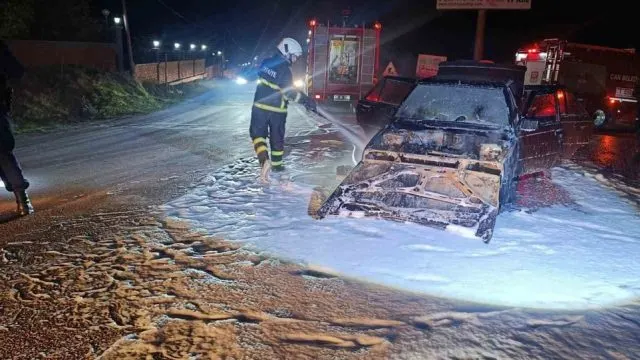 Çanakkale Çan’da Seyir Halindeki Otomobil Alevlere Teslim Oldu Çanakkale Çan’da Seyir Halindeki Otomobil Alevlere Teslim Oldu