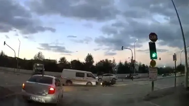 Bursa’da Hastane Çıkışında Motosikletliye Kamyonet Çarptı