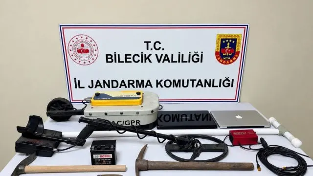 Gölpazarı'nda Define Arayan 4 Şüpheli Suçüstü Yakalandı Gölpazarı'nda Define Arayan 4 Şüpheli Suçüstü Yakalandı