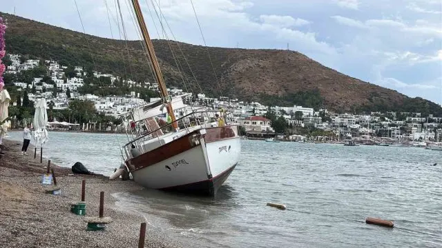 Bodrum'da Sağanak Ve Rüzgar 15 Metrelik Yelkenliyi Kıyıya Sürükledi