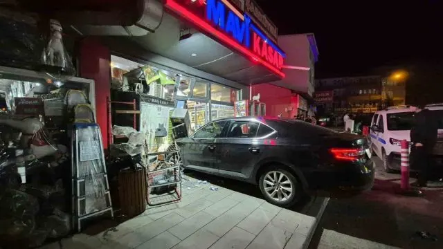 Sarıkamış’ta Kontrolden Çıkan Otomobil İş Yerine Girdi