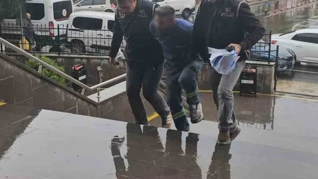 Çerkezköy'de Bayrakları Çöpe Atan Şüpheli Görüntüleri Kendisi Çekip Paylaştı Çerkezköy'de Bayrakları Çöpe Atan Şüpheli Görüntüleri Kendisi Çekip Paylaştı