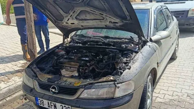 Tatvan'da Park Halindeki Otomobil Alevlere Teslim Oldu