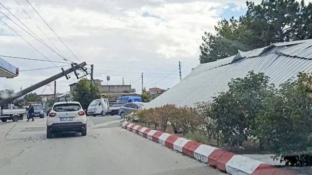 Havsa'da Şiddetli Rüzgar İş Yerinin Çatısını Uçurdu Havsa'da Şiddetli Rüzgar İş Yerinin Çatısını Uçurdu