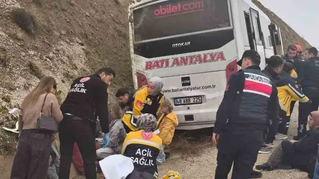Korkuteli'de Midibüs Kayalıklara Çarptı: 9 Yaralı Korkuteli'de Midibüs Kayalıklara Çarptı: 9 Yaralı