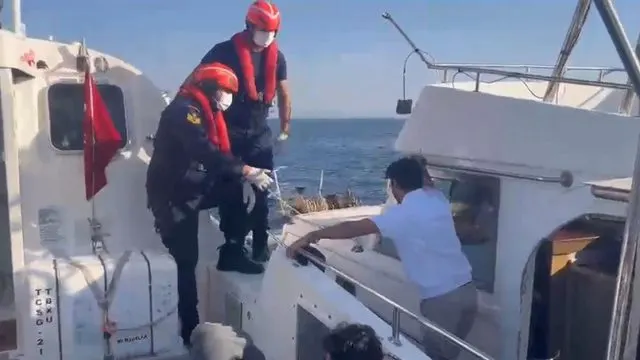 Didim Açıklarında Sürüklenen Tekneden 17 Göçmen Kurtarıldı