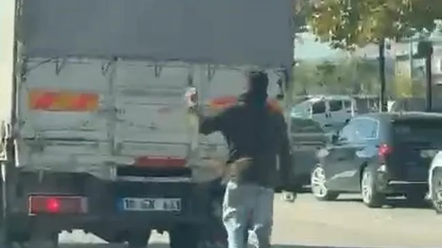 Bursa Özlüce’de Kamyonet Kapağına Tutunan Çocuk Kamerada
