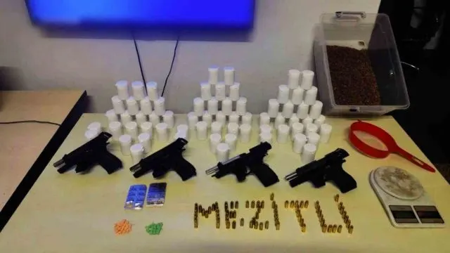Mezitli'deki İş Yerine Uyuşturucu Ve Silah Operasyonu: 1 Tutuklama Mezitli'deki İş Yerine Uyuşturucu Ve Silah Operasyonu: 1 Tutuklama