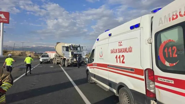 Bingöl-Diyarbakır Yolunda Sondaj Kamyonu İle Beton Mikseri Çarpıştı Bingöl-Diyarbakır Yolunda Sondaj Kamyonu İle Beton Mikseri Çarpıştı