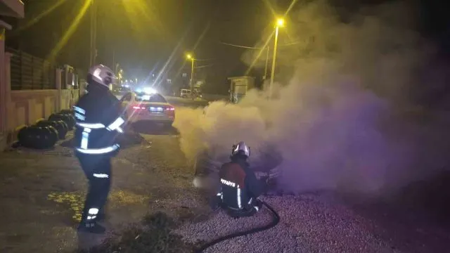 Mardin Kızıltepe'de Park Halindeki Otomobilde Yangın Söndürüldü Mardin Kızıltepe'de Park Halindeki Otomobilde Yangın Söndürüldü