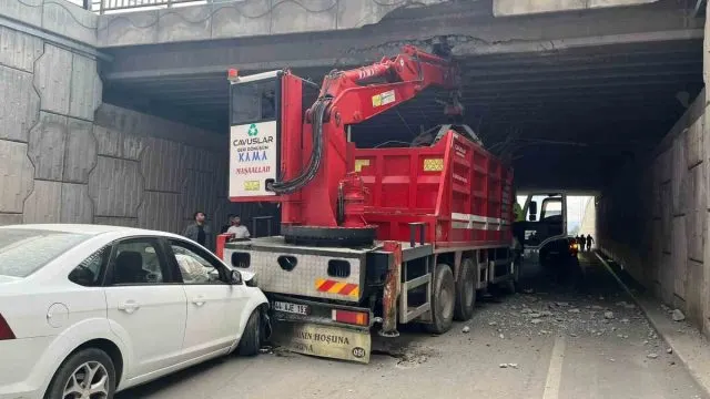 Yeşilyurt’ta Vinç Köprüye Çarptı, Otomobil Kazaya Karıştı