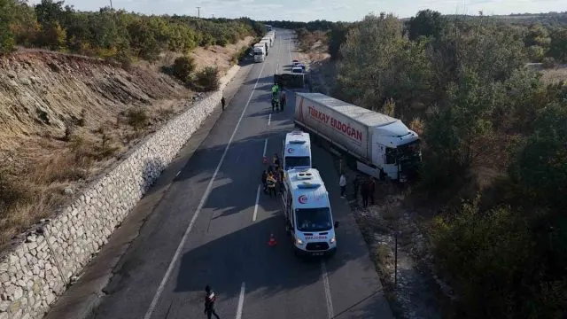 Hamzabeyli Yolunda Tır Ve Kamyonet Çarpıştı: 4 Yaralı
