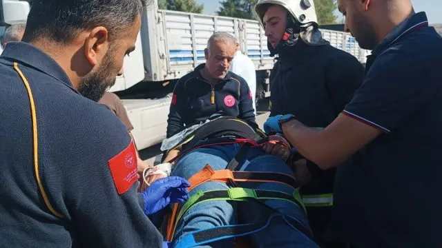 Kahta'da Otomobil Kamyonun Altına Girdi: 3 Yaralı