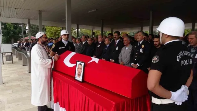 Sinop'ta Alabora Olan Teknede Hayatını Kaybeden Polis Orhan Gazi Yetiş Malatya'da Defnedildi Sinop'ta Alabora Olan Teknede Hayatını Kaybeden Polis Orhan Gazi Yetiş Malatya'da Defnedildi