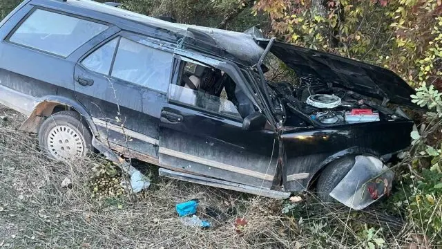 Karabük'te Ağaca Çarpan Otomobildeki Sürücü Yaralandı Karabük'te Ağaca Çarpan Otomobildeki Sürücü Yaralandı