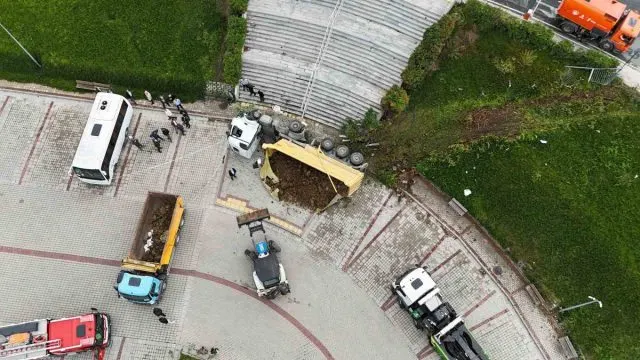 Hafriyat Kamyonu İski Otoparkına Düştü: İki Sürücü Yaralandı Hafriyat Kamyonu İski Otoparkına Düştü: İki Sürücü Yaralandı