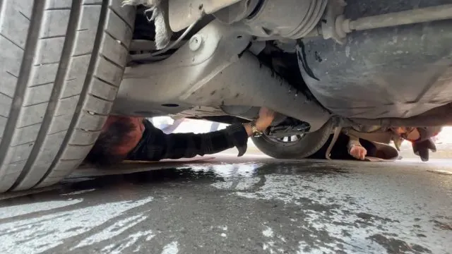 Karabük’te Taksi Altında Mahsur Kalan Yavru Kedi Kurtarıldı Karabük’te Taksi Altında Mahsur Kalan Yavru Kedi Kurtarıldı