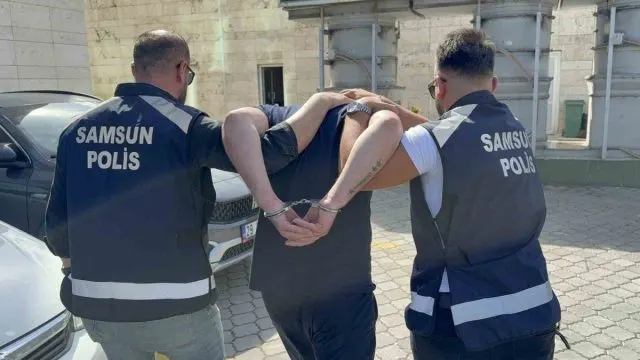 Samsun'da 2 Yıl 6 Ay Hapis Cezası Bulunan Hükümlü Gardıropta Yakalandı Samsun'da 2 Yıl 6 Ay Hapis Cezası Bulunan Hükümlü Gardıropta Yakalandı