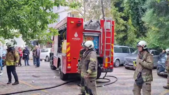 Kadıköy'de 8 Katlı Binada Yangın: 14 Kişi Tahliye Edildi