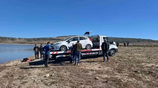 Dodurga Barajı’nda Otomobil Sulara Gömüldü Dodurga Barajı’nda Otomobil Sulara Gömüldü
