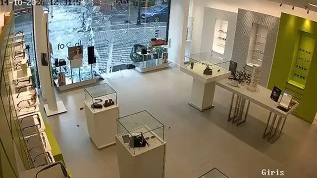 Beylikdüzü'nde Rüzgarın Açtığı Cam Kapı Vitrine Çarparak Kırıldı