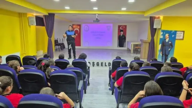 Polis Ekiplerinden Bilecik'te 100 Öğrenciye Güvenlik Bilgilendirmesi Polis Ekiplerinden Bilecik'te 100 Öğrenciye Güvenlik Bilgilendirmesi