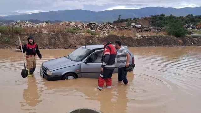Antakya’da Yağışta Araçta Mahsur Kalan İki Kişi Kurtarıldı