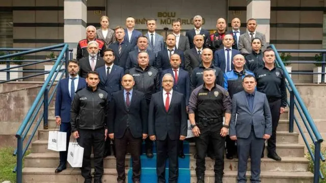 Bolu’da Başarılı Emniyet Personeline Ödül Bolu’da Başarılı Emniyet Personeline Ödül