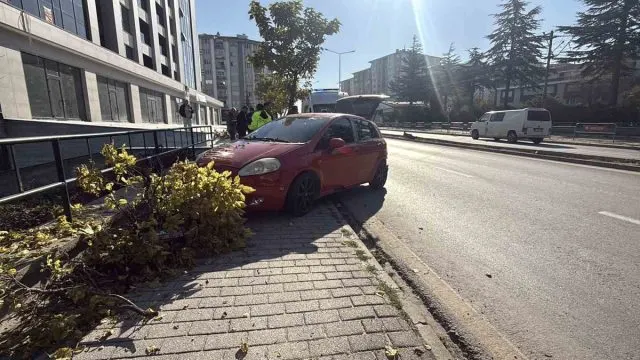 Eskişehir’de Alkollü Sürücü Ters Yöne Girip Minibüse Ve Ağaca Çarptı Eskişehir’de Alkollü Sürücü Ters Yöne Girip Minibüse Ve Ağaca Çarptı