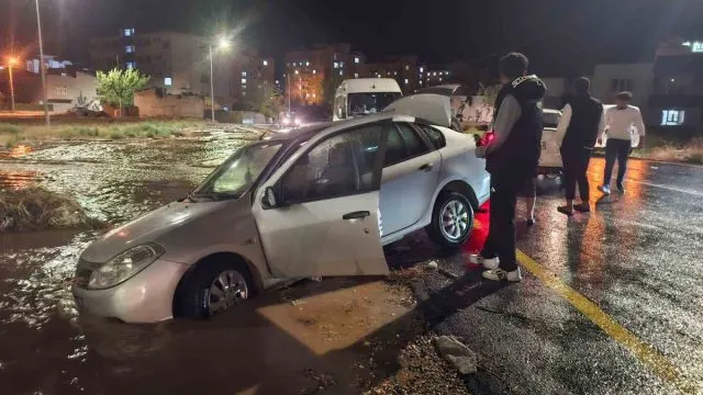 Adıyaman Kahta’da Sağanak Caddeyi Göle Çevirdi Adıyaman Kahta’da Sağanak Caddeyi Göle Çevirdi