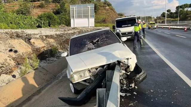 Alanya’da Otomobil Bariyerlere Çarptı: Sürücü Yaralandı