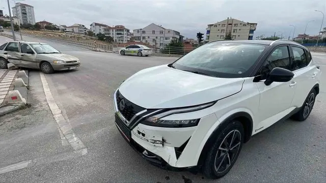 Osmangazi Mahallesi'nde Cip Ve Otomobil Çarpıştı: 2 Yaralı