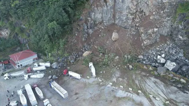 Hopa Esenkıyı Tır Parkı’nda Heyelan: 1 Ölü, 8 Tır Hasarlı Hopa Esenkıyı Tır Parkı’nda Heyelan: 1 Ölü, 8 Tır Hasarlı