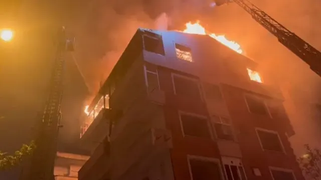 Güngören'de Boşaltılan Binanın Çatısında Yangın