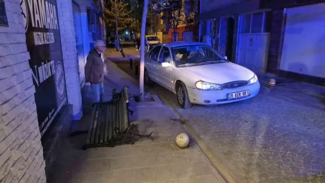 Eskişehir'de 78 Yaşındaki Sürücünün Otomobili İki Çocuğun Oturduğu Banka Çarptı