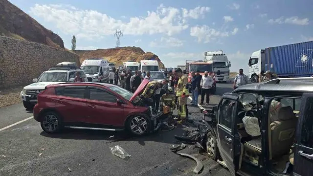 Bingöl-Erzurum Yolunda İ̇ki Araç Çarpıştı: 6 Yaralı Bingöl-Erzurum Yolunda İ̇ki Araç Çarpıştı: 6 Yaralı