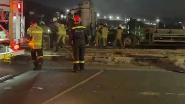 Aliağa’da Seyir Halindeki Tırın Kupasında Yangın Çıktı Aliağa’da Seyir Halindeki Tırın Kupasında Yangın Çıktı