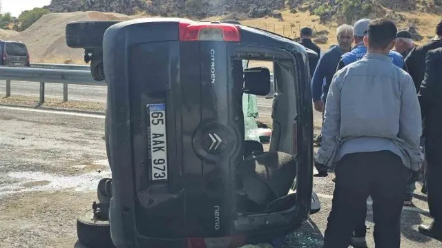Adilcevaz-Patnos Yolunda Takla Atan Kamyonette 2 Kişi Yaralandı Adilcevaz-Patnos Yolunda Takla Atan Kamyonette 2 Kişi Yaralandı